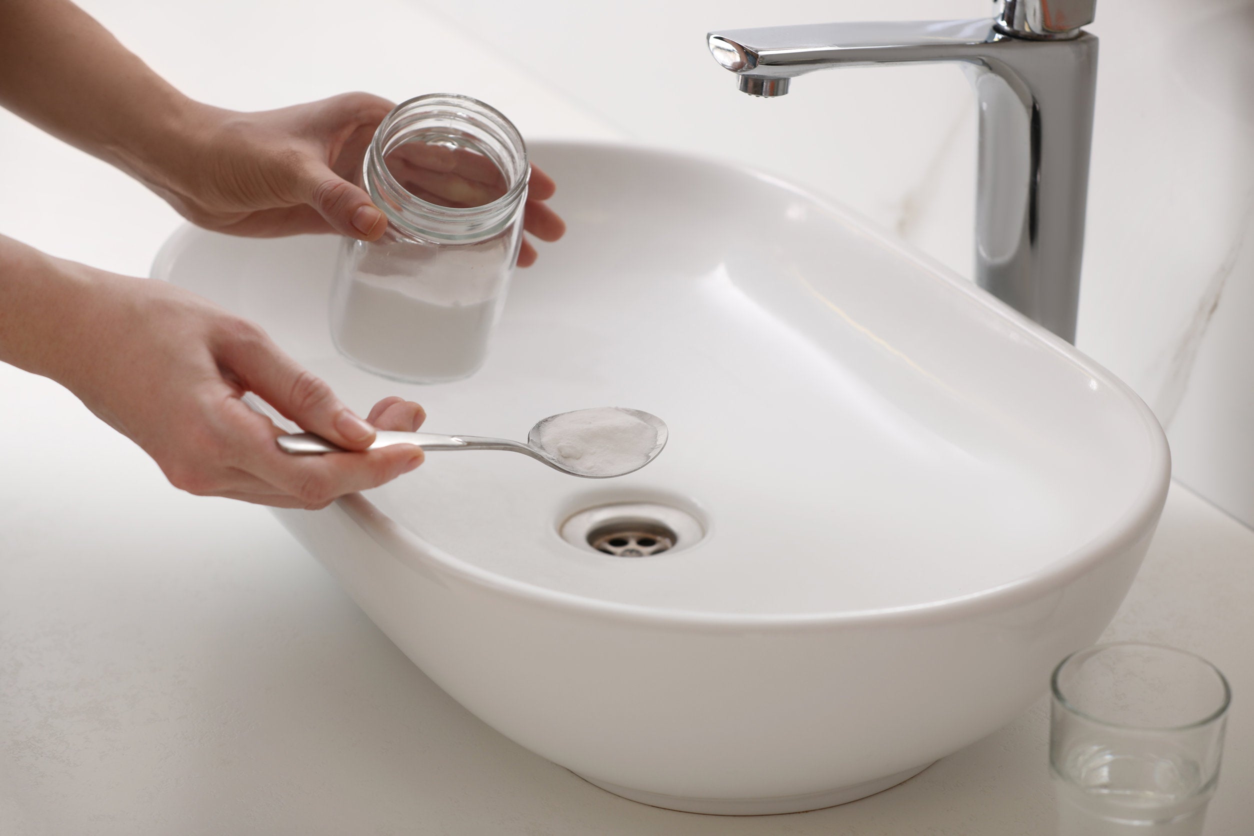 Trucos para limpiar el tubo del lavabo del baño