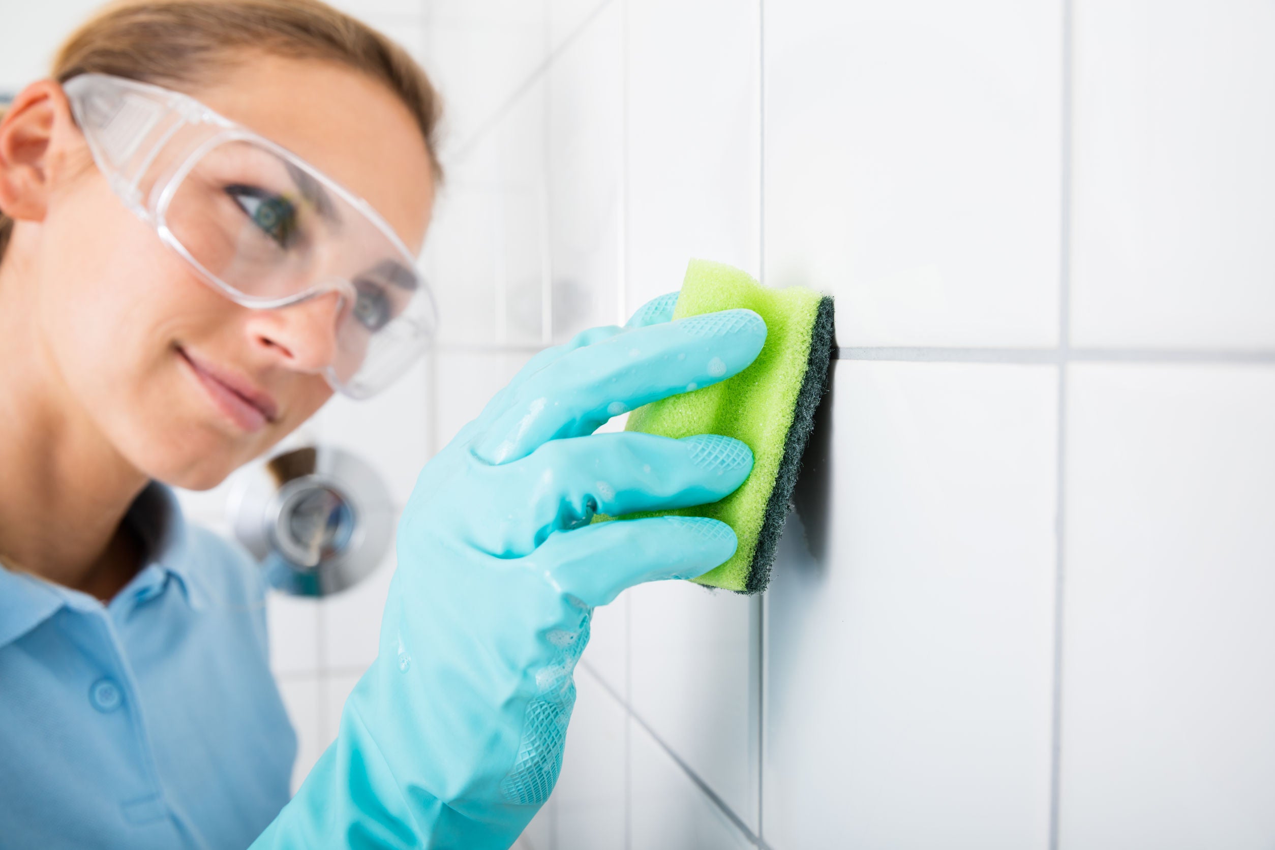3 formas mantener limpias las baldosas de baño