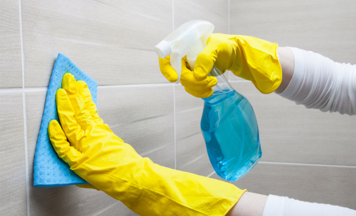 Cómo limpiar y mantener los azulejos del baño
